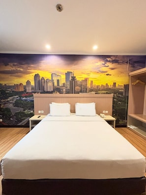 Quarto casal superior, vista para a cidade | Escrivaninha, espaço de trabalho para notebook, quartos à prova de som