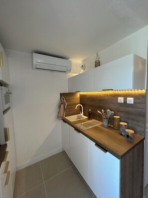 Kjøleskap, mikrobølgeovn, ovn og kokeplater