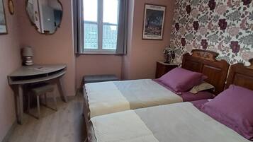 2 soveværelser, skrivebord, strygejern/strygebræt, weekendseng
