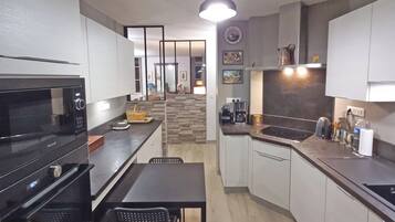 Jääkaappi, mikroaaltouuni, uuni, liesi