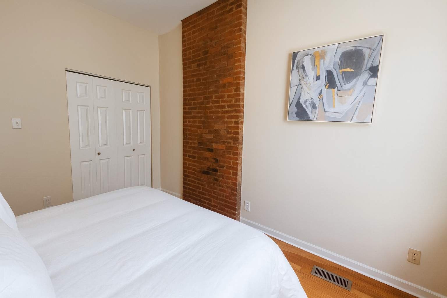 2 bedrooms, desk, iron/ironing board, WiFi