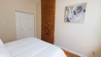 2 bedrooms, desk, iron/ironing board, WiFi