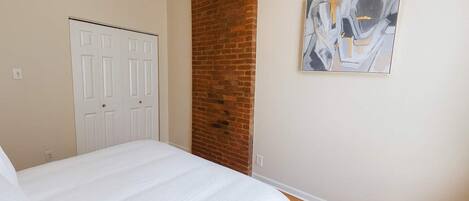 2 slaapkamers, een bureau, een strijkplank/strijkijzer, wifi