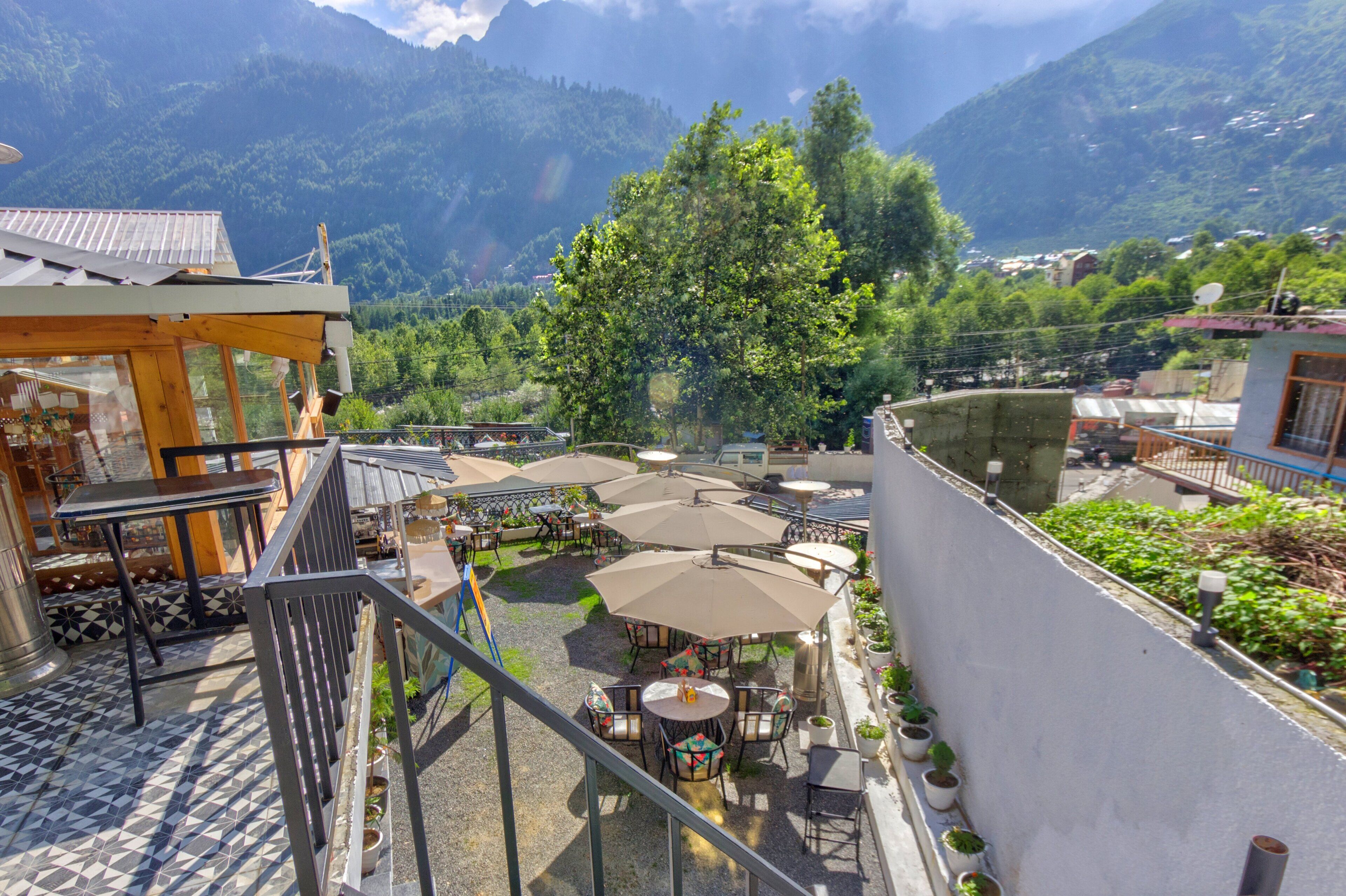 Eine Terrasse mit Sitzgelegenheit und Blick auf die Berge.