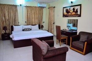 Een bureau, een laptopwerkplek, gratis wifi