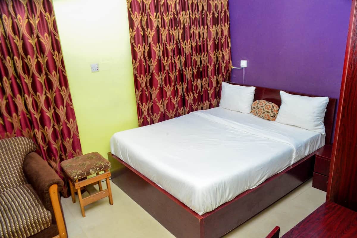Kamar Single Basic | Meja kerja, ruang kerja ramah laptop, dan Wi-Fi gratis