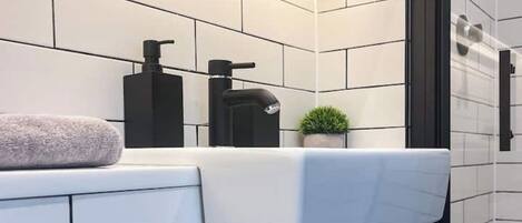 Secador de pelo, toallas, jabón, shampoo