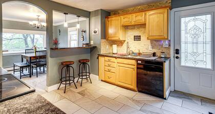 Lakefront Cottage 2 Mi to Palladium in Worcester!