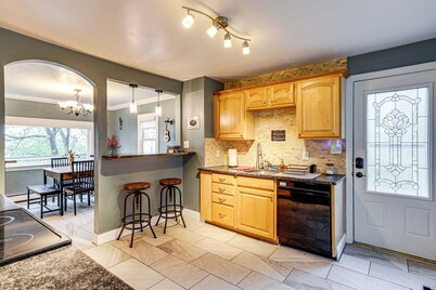 Lakefront Cottage 2 Mi to Palladium in Worcester!