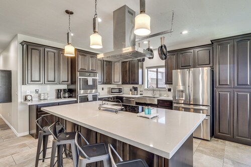 Modern Gem w/ Pool & Mtn Views in Lake Havasu City