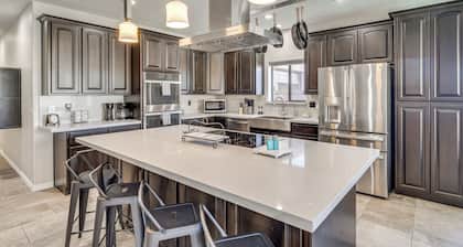 Modern Gem w/ Pool & Mtn Views in Lake Havasu City