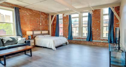 Steps to Shops & Eats: Dtwn Omaha Gem!