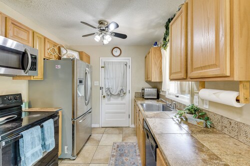 < 3 Mi to Gulf: Family-friendly Retreat w/ Yard!