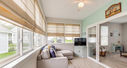 1 Mi to Moody Beach: Cottage w/ Pool Access!