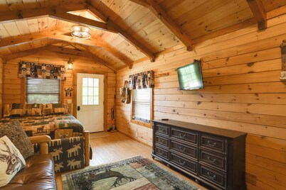 1 Mi to Current River: Cozy Studio Cabin!