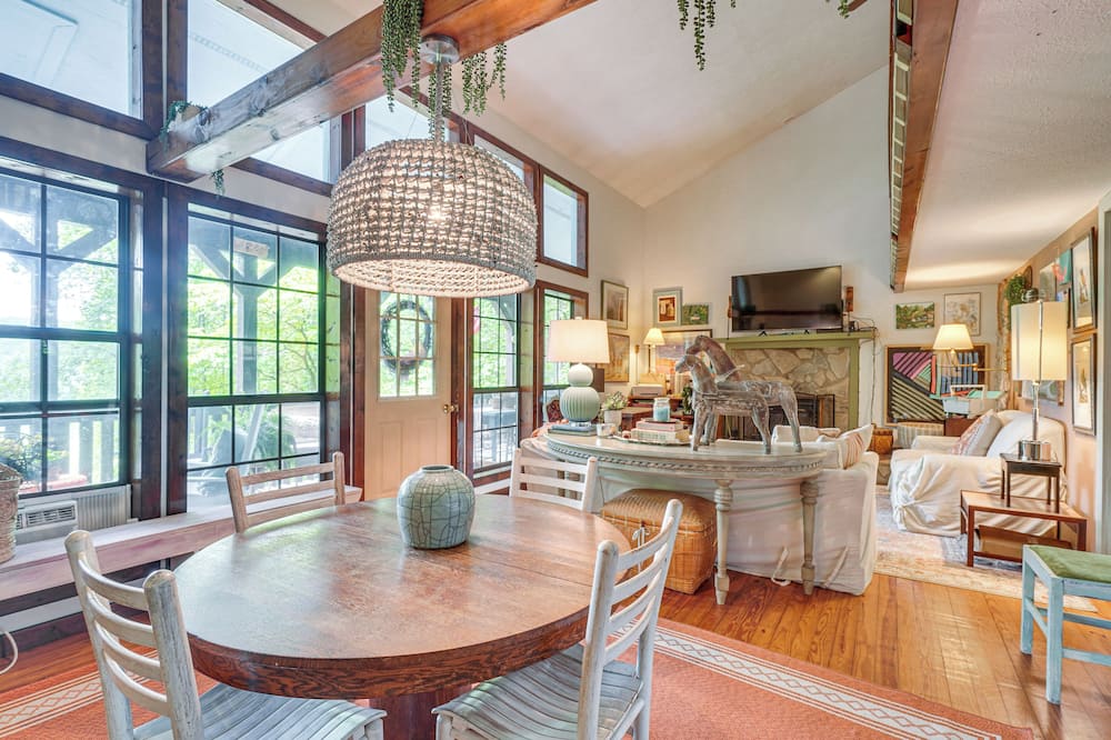 4 Mi to Lake Santeetlah: Cabin w/ Deck & Views - Robbinsville, NC