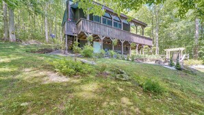 A rustic cabin with a wooden deck, surrounded by a forested area. - 4 Mi to Lake Santeetlah: Cabin w/ Deck & Views (Robbinsville)