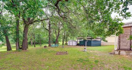 1 Mi to Lake Texoma Access: Home w/ Deck