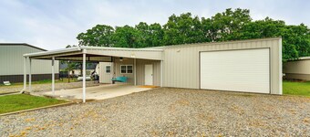 1 Mi to Lake Texoma Access: Home w/ Deck