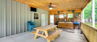 1 Mi to Lake Texoma Access: Home w/ Deck