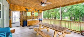 1 Mi to Lake Texoma Access: Home w/ Deck