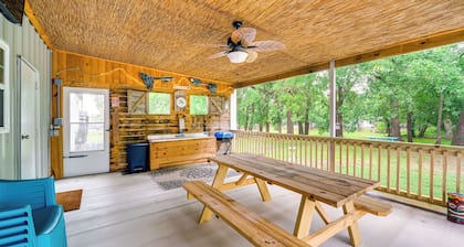 1 Mi to Lake Texoma Access: Home w/ Deck