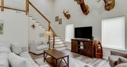 Walk to River: Newly Built Home in Heber Springs!