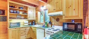 Nature-packed Mckenzie River Retreat w/ Trails!