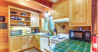 Nature-packed Mckenzie River Retreat w/ Trails!