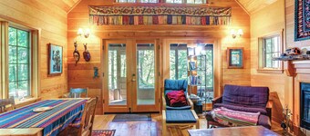 Nature-packed Mckenzie River Retreat w/ Trails!
