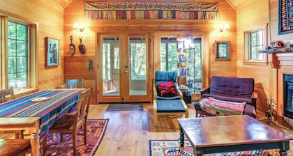 Nature-packed Mckenzie River Retreat w/ Trails!