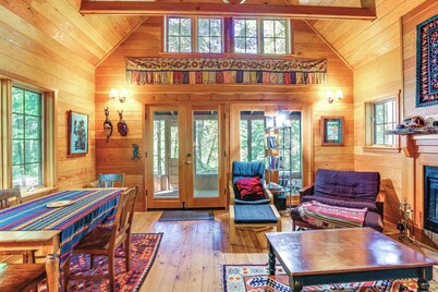 Nature-packed Mckenzie River Retreat w/ Trails!