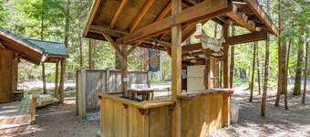 Nature-packed Mckenzie River Retreat w/ Trails!