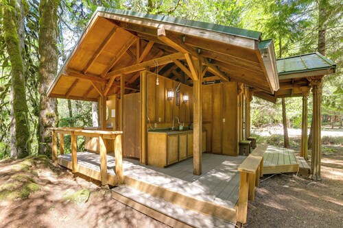 Nature-packed Mckenzie River Retreat w/ Trails!