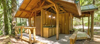 Nature-packed Mckenzie River Retreat w/ Trails!