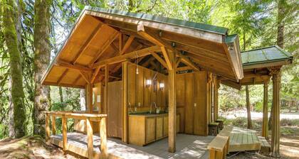 Nature-packed Mckenzie River Retreat w/ Trails!