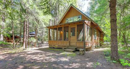 Nature-packed Mckenzie River Retreat w/ Trails!