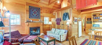 Nature-packed Mckenzie River Retreat w/ Trails!