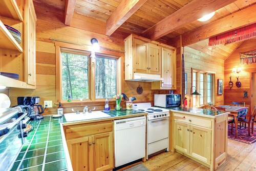 Nature-packed Mckenzie River Retreat w/ Trails!