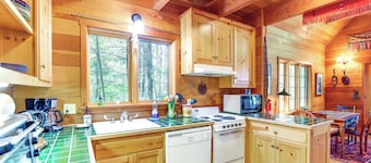 Nature-packed Mckenzie River Retreat w/ Trails!