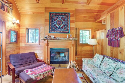 Nature-packed Mckenzie River Retreat w/ Trails!