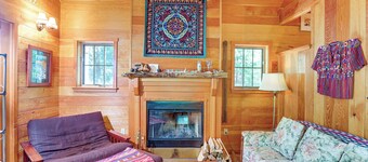 Nature-packed Mckenzie River Retreat w/ Trails!