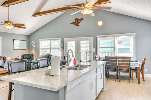 Walk to Beach: Family Getaway By San Luis Pass!