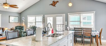 Walk to Beach: Family Getaway By San Luis Pass!