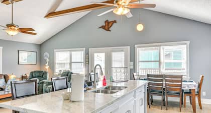 Walk to Beach: Family Getaway By San Luis Pass!