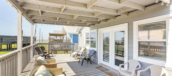 Walk to Beach: Family Getaway By San Luis Pass!