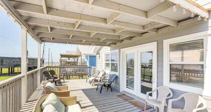 Walk to Beach: Family Getaway By San Luis Pass!