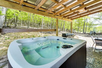 2 Mi to Main Street: Cozy Cabin in Monterey!