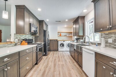 Hike, Boat & More: Cabin w/ Hot Tub in Ahwahnee!