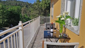 A balcony with a table, two wine glasses, and a bottle of wine. - COMPLETE APARTMENT WITH TERRACE (Mondariz)